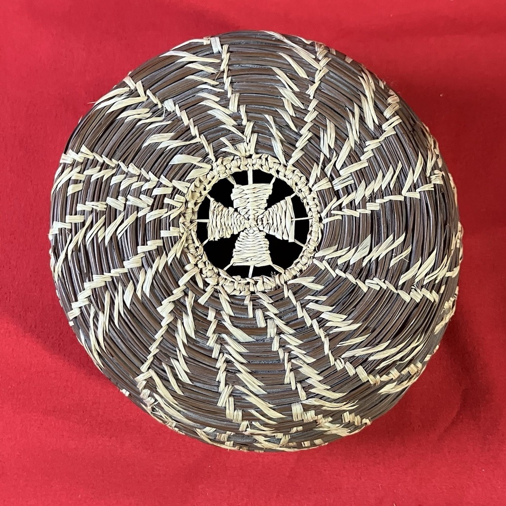 Vintage Handwoven Pine Needle Box with Lid / Handcrafted Coiled Basketry‎ - Picture 4 of 15